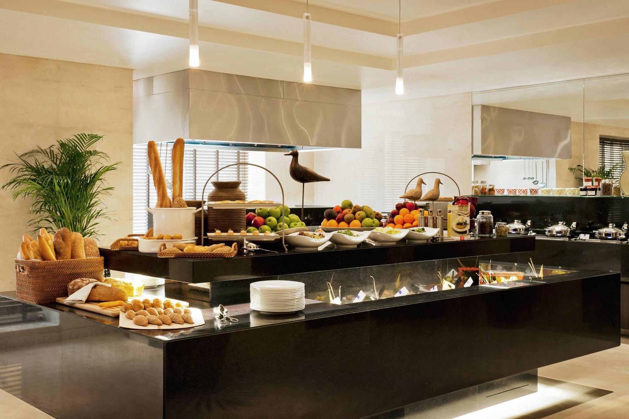 Grosvenor House, A Luxury Collection Hotel, Dubai Exterior photo A buffet at a hotel