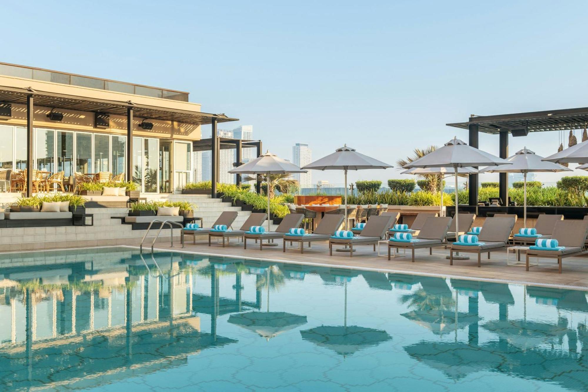 Grosvenor House, A Luxury Collection Hotel, Dubai Exterior photo The rooftop pool at the hotel